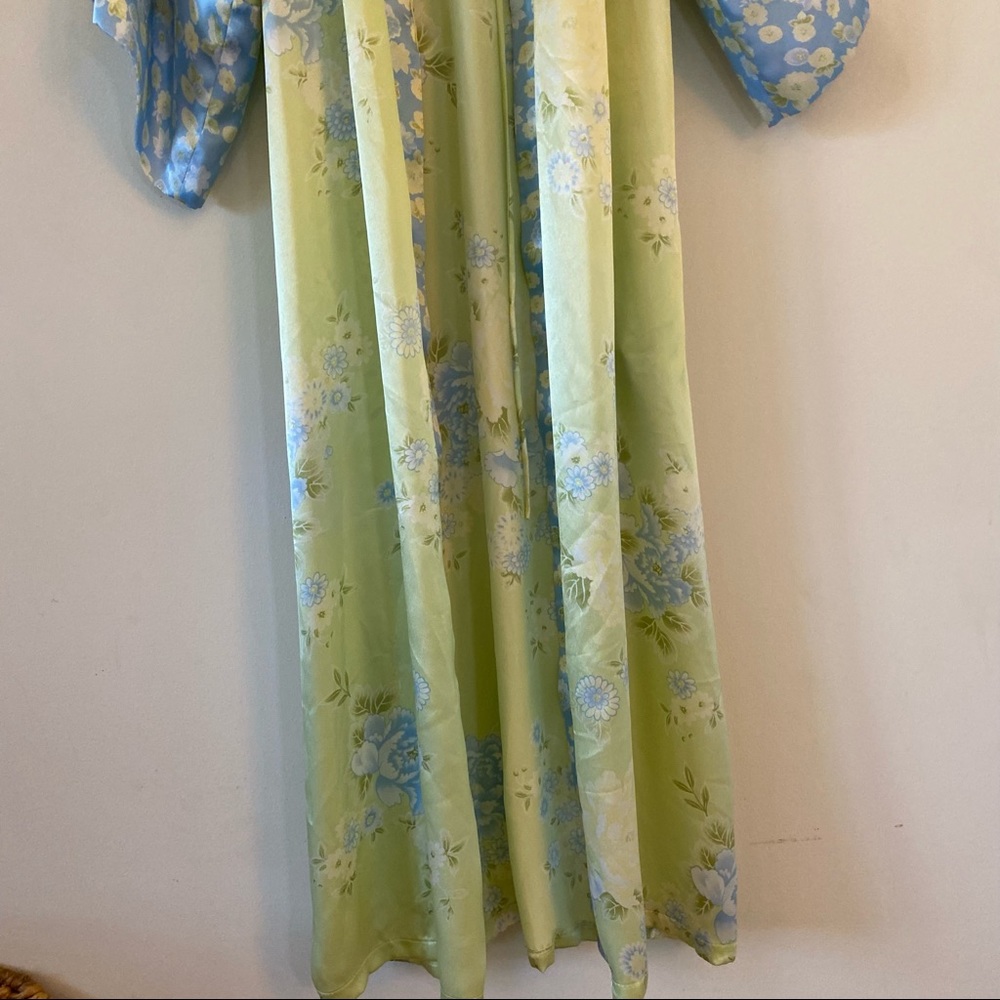 Oscar De La Renta Medium Blue and Green Robe Floral - Picture 4 of 7